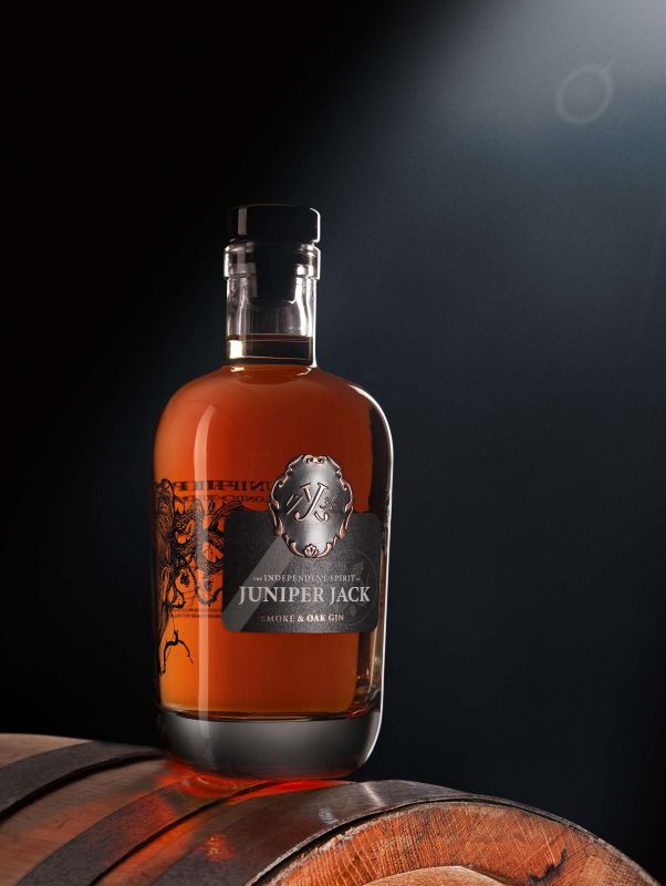 Smoke & Oak Flasche auf einem Eichenfass